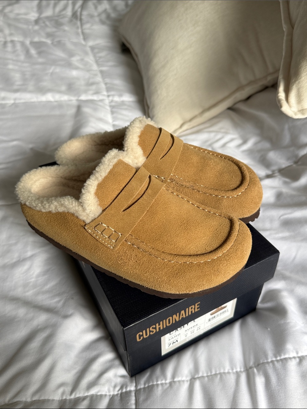 BRAND NEW cushionaire Casey - L Sand Suede Slip-On fur Shoes